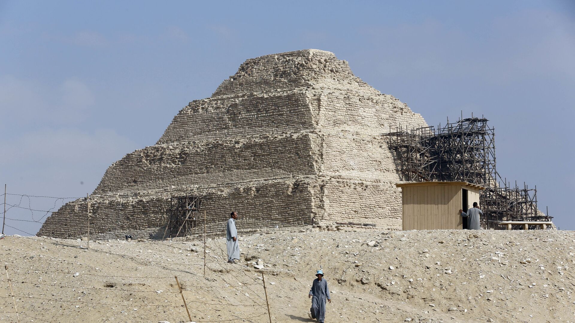 Excavation workers walk in front of the step pyramid of Saqqara, in Giza,14 July 2018.  (AP Photo/Amr Nabil) - Sputnik International, 1920, 30.05.2021