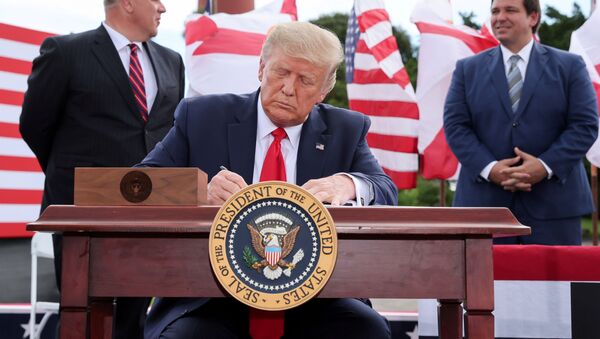 U.S. President Donald Trump signs an extension of the ban on offshore drilling off the coast of the state of Florida in front of a crowd of Trump supporters as U.S. Secretary of the Interior David Bernhardt and Florida Governor Ron DeSantis look on in Jupiter, Florida, U.S. September 8, 2020. - Sputnik International