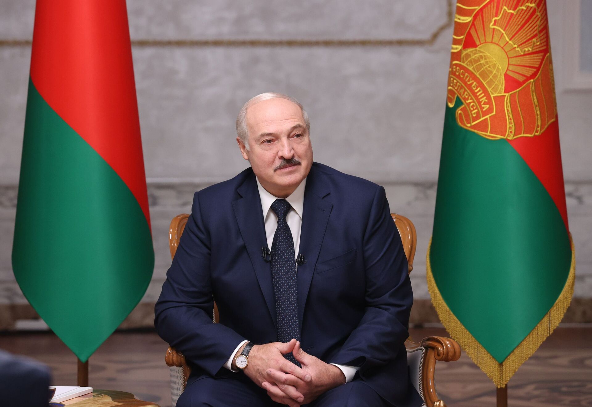 Belarusian President Alexander Lukashenko speaks during an interview to Russian journalists at the Independence Palace in Minsk, Belarus - Sputnik International, 1920, 27.12.2021