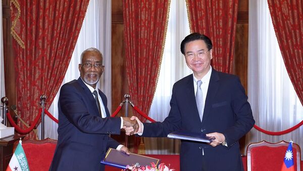 Taiwan's Foreign Minister Joseph Wu and his opposite number from Somaliland shake hands - Sputnik International
