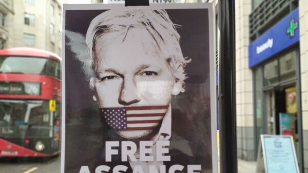 Free Assange sign at bus stop 9 September 2020 - Sputnik International