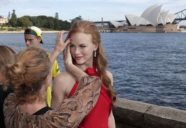 A makeup artist adjusts the hair on a wax statue of Nicole Kidman while on display in front of the Opera House and Harbour Bridge in Sydney, Australia, Wednesday, April 17, 2013.  - Sputnik International