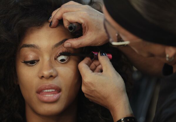 Miss Brazil 2016 Raissa Santana has her makeup done by makeup artist Celso Kamura as she prepares backstage for the Samuel Cirnansck collection during Sao Paulo Fashion Week in Sao Paulo, Brazil, Thursday, Oct. 27, 2016.  - Sputnik International