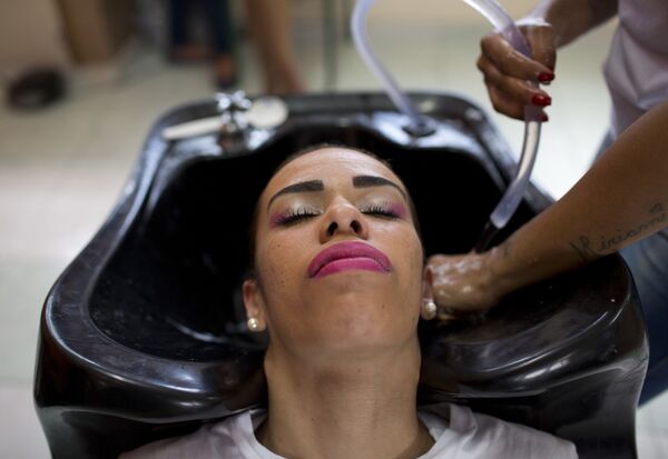 An inmate has her hair washed as she prepares to compete in the 13th annual Miss Talavera Bruce beauty pageant at the penitentiary the pageant is named for, in Rio de Janeiro, Brazil, Tuesday, Dec. 4, 2018.  - Sputnik International
