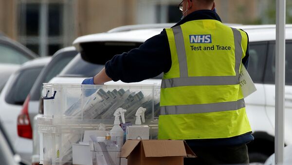 An NHS test and trace worker sorts through coronavirus (COVID-19) tests at a drive-through testing facility in Bolton, Britain, 7 September 2020. REUTERS/Phil Noble - Sputnik International