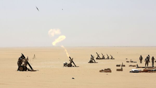 Saudi soldiers fire artillery towards the border with Yemen in Najran, Saudi Arabia, Tuesday, April 21, 2015 - Sputnik International