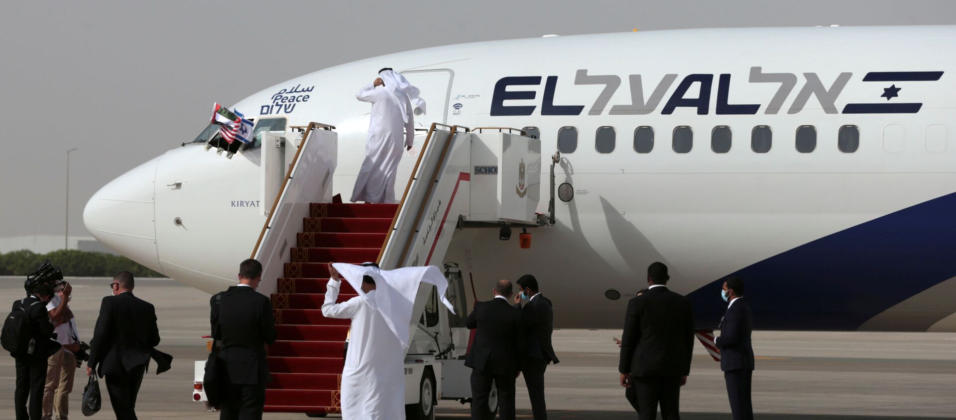 The Israeli flag carrier El Al's airliner carrying Israeli and U.S. delegates is seen after landing at Abu Dhabi International Airport, in Abu Dhabi, United Arab Emirates August 31, 2020. - Sputnik International, 1920, 10.09.2020