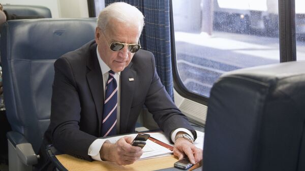 Joe Biden uses a phone. File photo. - Sputnik International