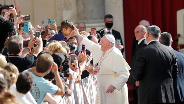 Pope Francis blesses a child as he arrives at the San Damaso courtyard for the weekly general audience at the Vatican, September 9, 2020 - Sputnik International