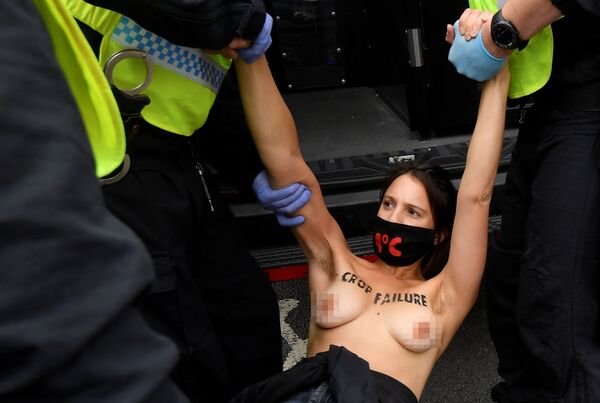 Topless Extinction Rebellion Female Activists Lock Themselves to UK Parl't Gates Topless Extinction Rebellion Female Activists Lock Themselves to UK Parl't Gates - Sputnik International