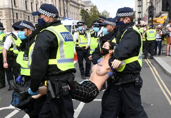 Topless Extinction Rebellion Female Activists Lock Themselves to UK Parl't Gates Topless Extinction Rebellion Female Activists Lock Themselves to UK Parl't Gates - Sputnik International