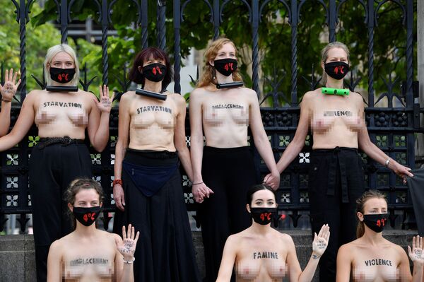 Topless Extinction Rebellion Female Activists Lock Themselves to UK Parl't Gates Topless Extinction Rebellion Female Activists Lock Themselves to UK Parl't Gates - Sputnik International