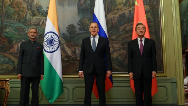 In this handout photo released by Russian Foreign Ministry, from left to right, Indian Foreign Minister Subrahmanyam Jaishankar, Russian Foreign Minister Sergei Lavrov and Foreign Minister of China Wang Yi pose for a family photo during their meeting in Moscow, Russia, 10 September 2020.  - Sputnik International