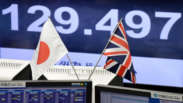 In this file photo taken on October 07, 2016 Japanese and British flags are placed in front of a monitor showing the Japanese yen rate against the British pound at a brokerage in Tokyo on October 7, 2016 - Sputnik International