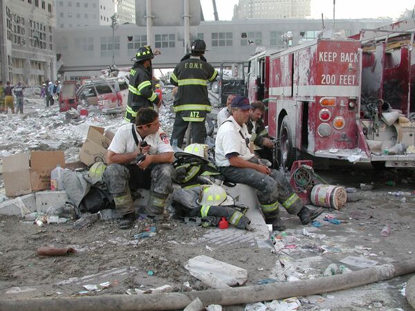 New York City firefighters take a much-needed break during emergency response efforts following the 9/11 attacks - Sputnik International