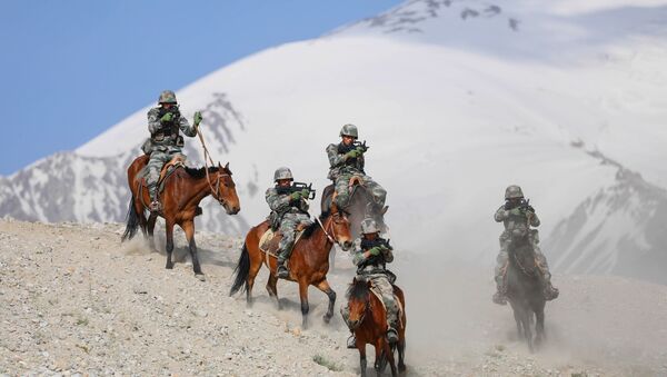 Chinese People's Liberation Army (PLA) soldiers take part in a training session at Pamir Mountains in Kashgar, in China's western Xinjiang region on August 28, 2020. - Sputnik International