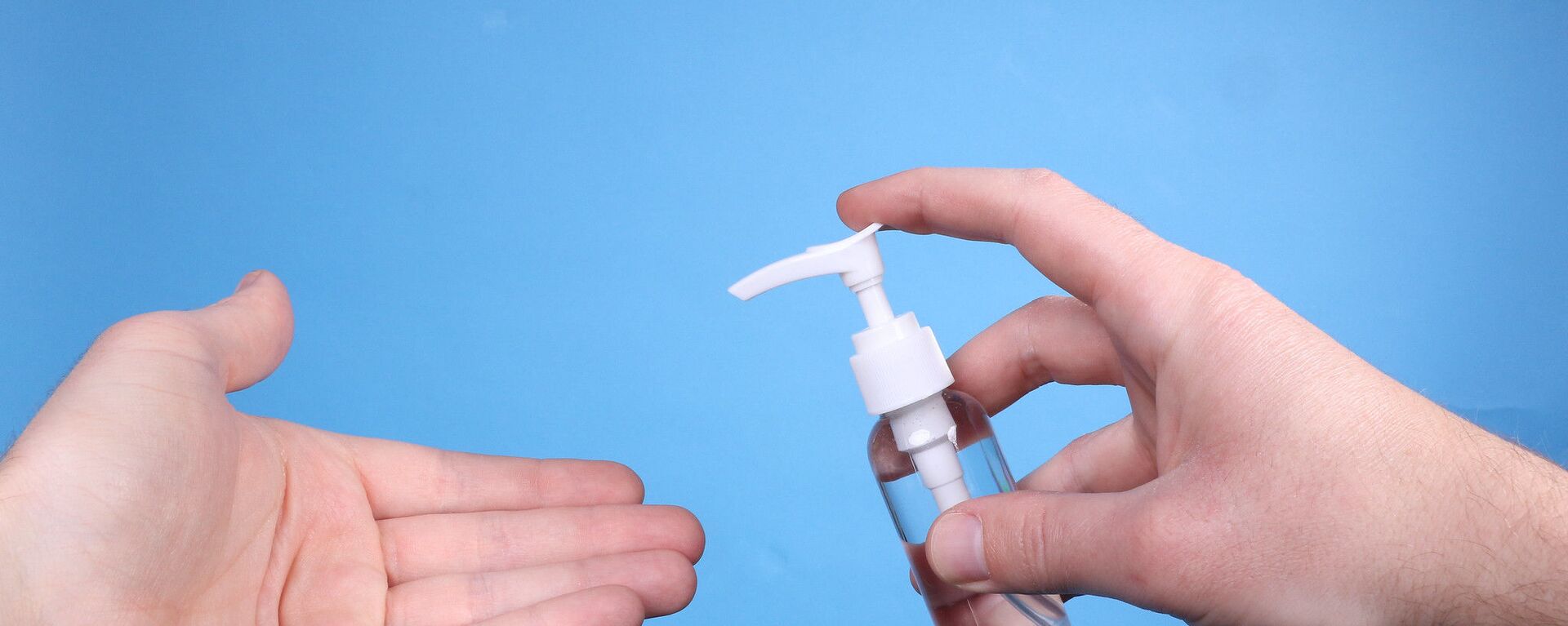 Man hand using wash hand sanitizer gel. - Sputnik International, 1920, 26.01.2021