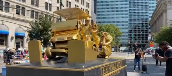 NYC Living Statue Depicts Trump Trampling Graves of Soldiers, COVID-19 Victims With Golf Cart - Sputnik International