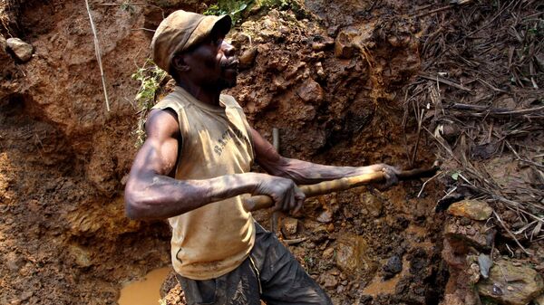 In this photo taken Aug. 17, 2012, one of the few remaining miners digs out soil which will later be filtered for traces of cassiterite, the major ore of tin, at Nyabibwe mine, in eastern Congo. - Sputnik International