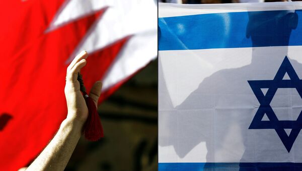 This combination of pictures created on September 11, 2020 shows a Bahraini man waving a national flag (L) in the capital Manama on March 22, 2011, and an Israeli man holding his country's national flag on January 24, 2017 - Sputnik International
