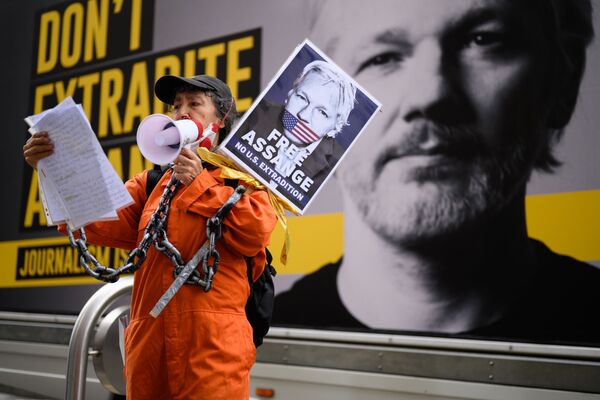 Supporters Julian Assange outside the Central Criminal Court (Old Bailey) in London, where WikiLeaks founder Julian Assange is trialled and is facing a possible extradited to the United States - Sputnik International