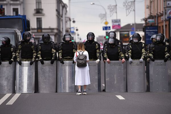 Participant of the opposition rally March of Unity and police officers on the street in Minsk, Belarus - Sputnik International