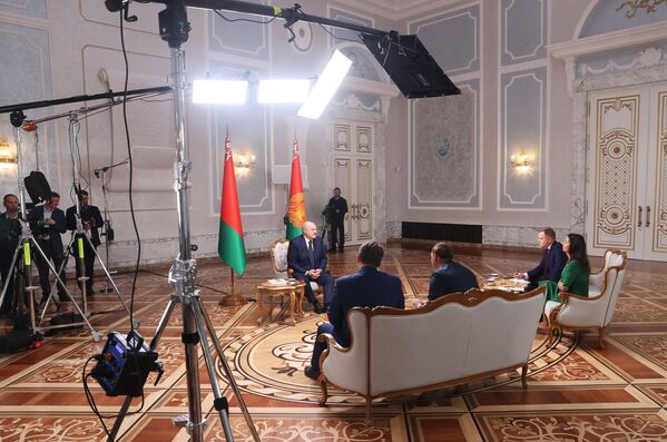 Belarus President Alexander Lukashenko is being interviewed by Russian journalists in the Independence Palace in Minsk - Sputnik International