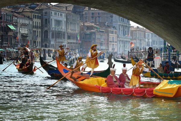 Rowers take part in the annual traditional gondolas and boats Historical Regatta (Regata Storica) on the Grand Canal in Venice on September 6, 2020, during the COVID-19 infection, caused by the novel coronavirus - Sputnik International