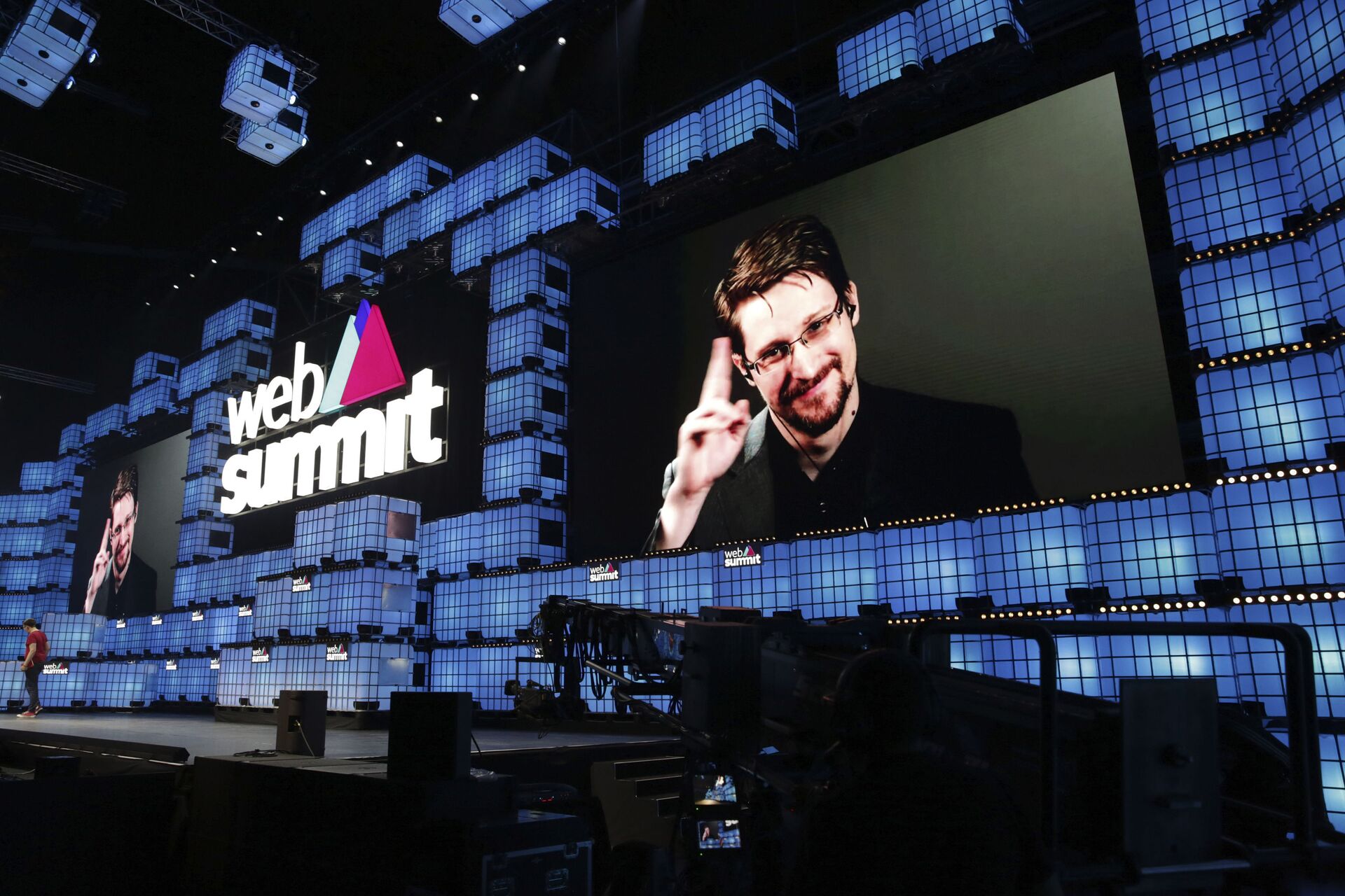 Former U.S. National Security Agency contractor Edward Snowden addresses attendees through video link at the Web Summit technology conference in Lisbon, Monday, Nov. 4, 2019. Snowden has been living in Russia to escape U.S. prosecution after leaking classified documents detailing government surveillance programs - Sputnik International, 1920, 07.09.2021