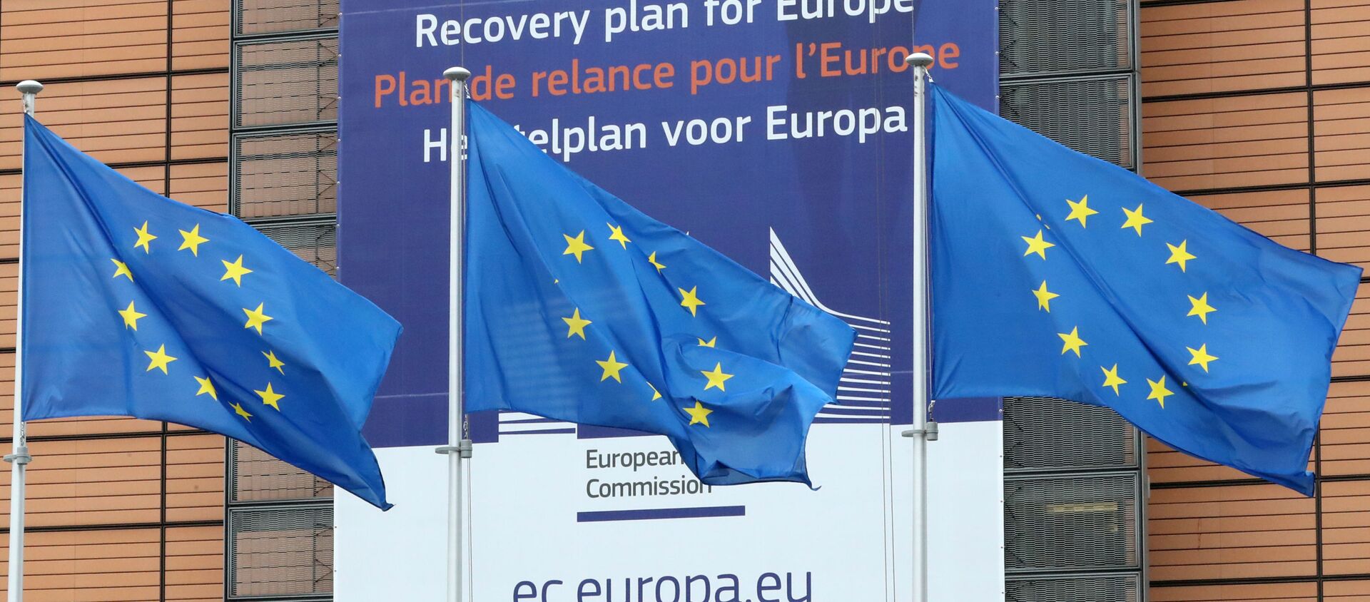 European Union flags flutter outside the European Commission headquarters, ahead of an EU leaders summit at the European Council headquarters, in Brussels, Belgium July 16, 2020. - Sputnik International, 1920, 12.09.2020