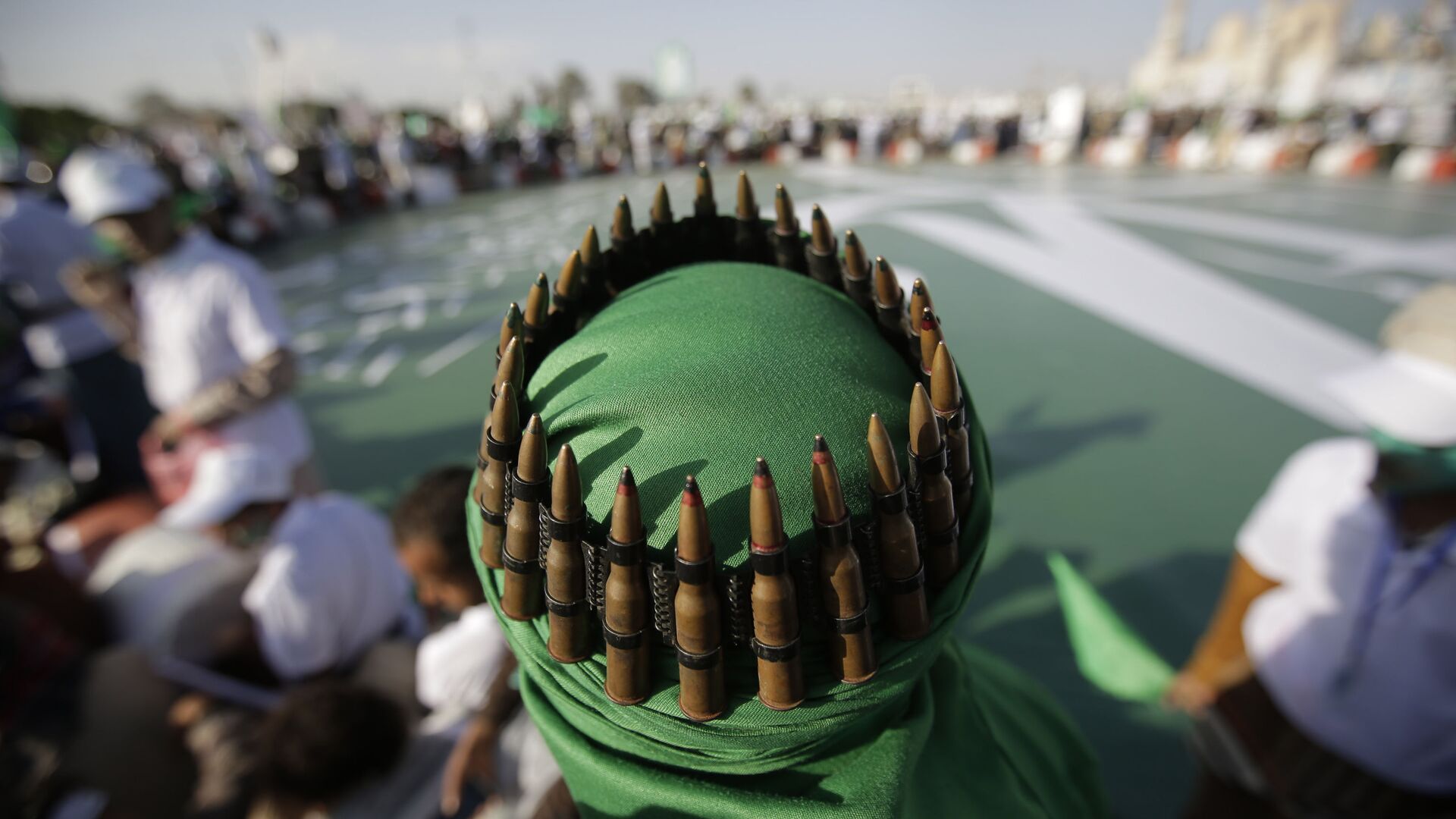A supporter of Shiite rebels, known as Houthis, with an ammunition belt placed on his head attends a celebration of Moulid al-nabi, the birth of Islam's prophet Muhammad in Sanaa, Yemen, Saturday, Nov. 9, 2019 - Sputnik International, 1920, 09.06.2021
