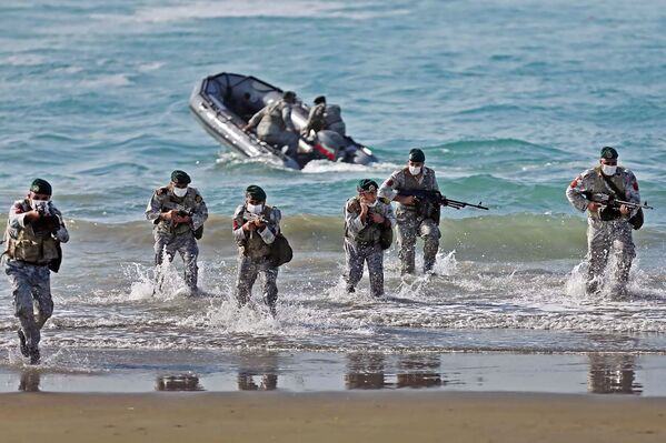 Members of the Iranian army hit the beach during the annual military drill, dubbed “Zolphaghar 99” - Sputnik International
