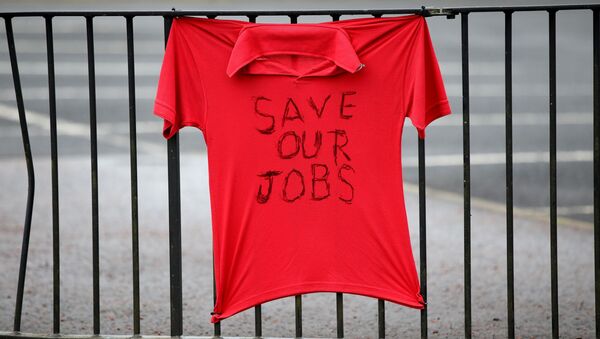 A worker's shirt is pictured tied to a fence outside the Wrightbus plant in Ballymena, Northern Ireland on Ocotber 10, 2019, as talks to find a prospective buyer continue - Sputnik International