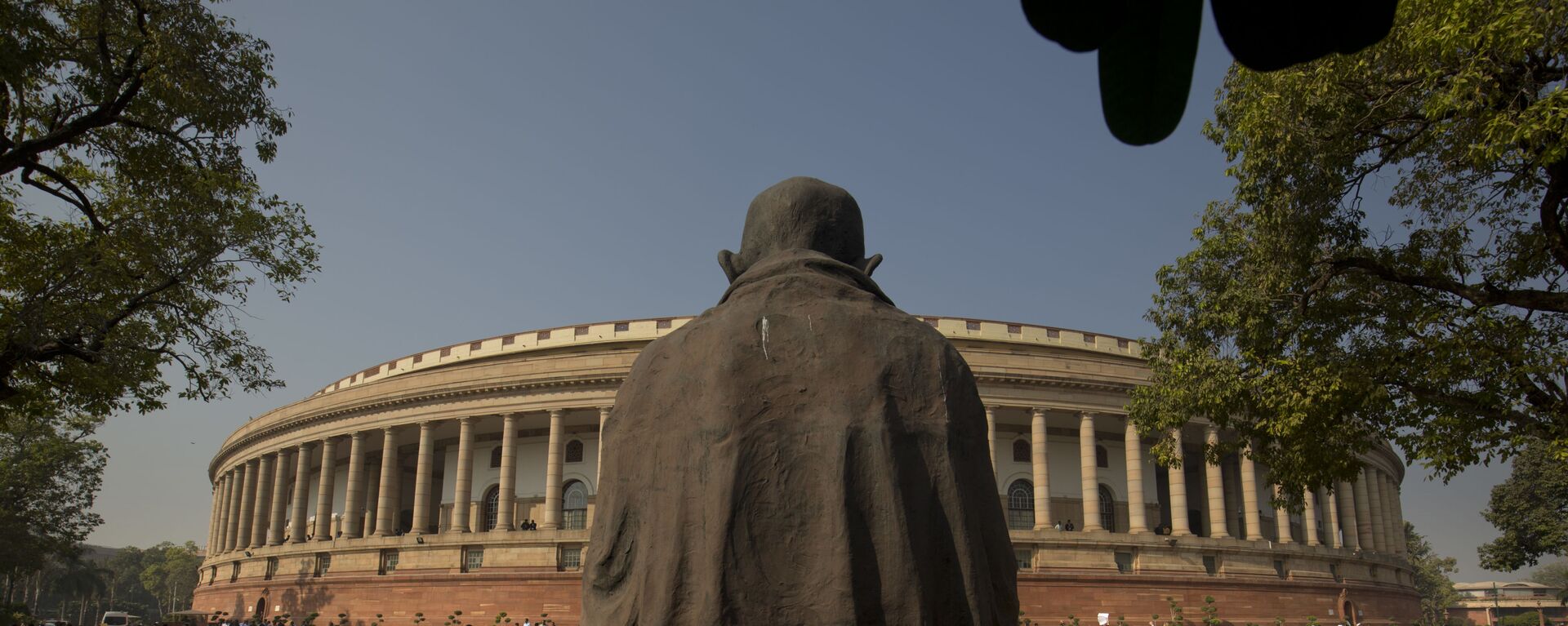 A statue of Mahatma Gandhi overlooks the Indian parliament building (File) - Sputnik International, 1920, 06.08.2021