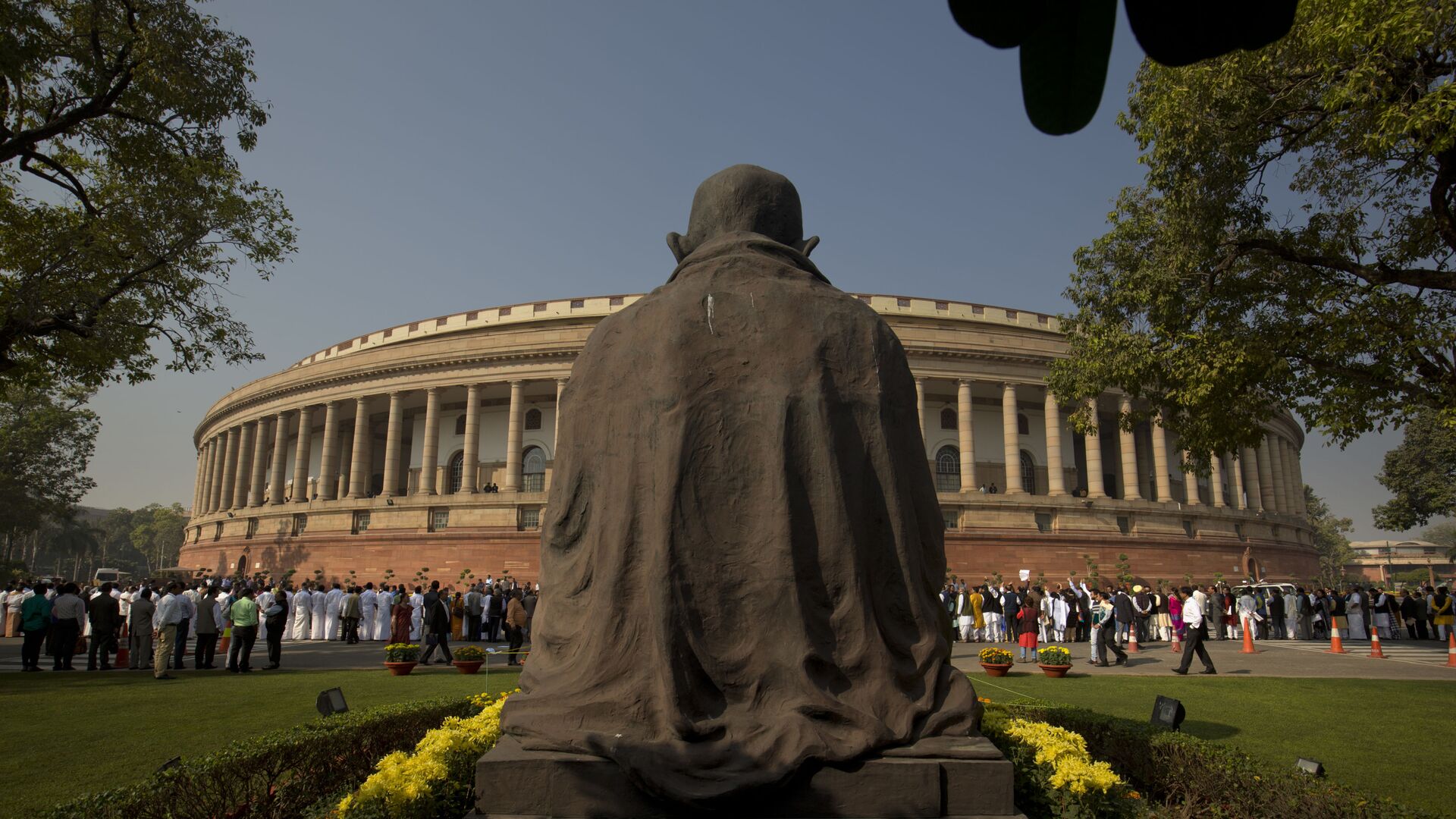 A statue of Mahatma Gandhi overlooks the Indian parliament building (File) - Sputnik International, 1920, 31.01.2022