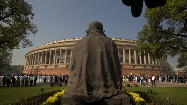 A statue of Mahatma Gandhi overlooks the Indian parliament building (File) - Sputnik International