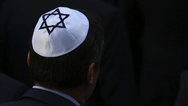 A man wearing a kippah Jewish skullcap arrives at the synagogue in Halle, eastern Germany, on October 10, 2019, one day after the attack where two people were shot dead. - Sputnik International