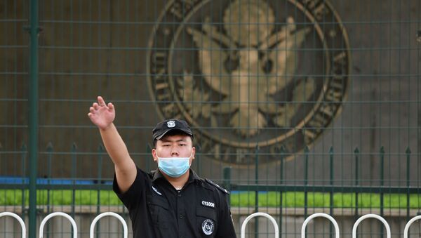 A Chinese security guard gestures outside the US embassy in Beijing on September 12, 2020 - Sputnik International