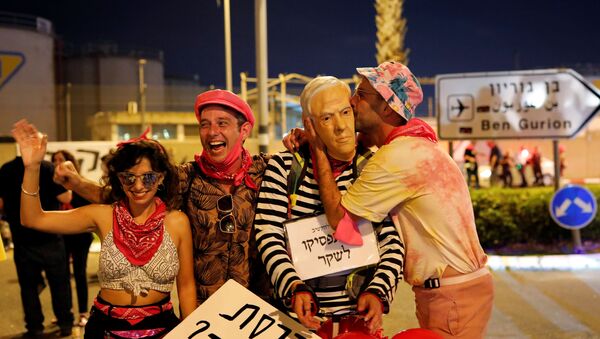 Israelis take part in a demonstration against Israeli Prime Minister Benjamin Netanyahu before his flight to the US to sign an accord with the UAE, near Ben Gurion International Airport, 13 September 2020. The placard in Hebrew reads  Did you destroy it alone?  - Sputnik International