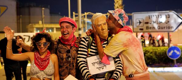 Israelis take part in a demonstration against Israeli Prime Minister Benjamin Netanyahu before his flight to the US to sign an accord with the UAE, near Ben Gurion International Airport, 13 September 2020. The placard in Hebrew reads  Did you destroy it alone?  - Sputnik International