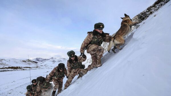 This photo taken on November 21, 2019 shows Chinese People's Liberation Army (PLA) soldiers patrolling along the border of Khunjerab Pass in Kashgar in China's western Xinjiang region.  - Sputnik International