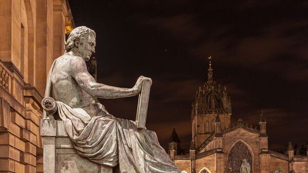 English: Statue of Scottish Philosopher David Hume (1711 to 1776) by Alexander Stoddart at one of the prominent landmarks on the Royal Mile in Edinburgh, Scotland  - Sputnik International