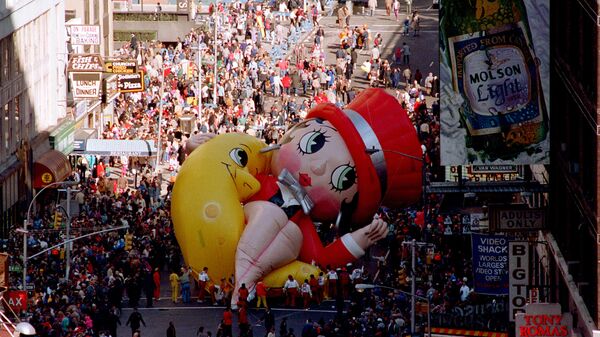 Betty Boop collapses on Broadway near 49th Street as handlers work to raise the deflated helium balloon during the Macy's Thanksgiving Day Parade in New York City, Thursday, Nov. 27, 1986.  Betty Boop, the last balloon in the parade, could not finish the parade.  (AP Photo/Ron Frehm) - Sputnik International