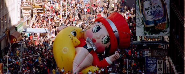 Betty Boop collapses on Broadway near 49th Street as handlers work to raise the deflated helium balloon during the Macy's Thanksgiving Day Parade in New York City, Thursday, Nov. 27, 1986. Betty Boop, the last balloon in the parade, could not finish the parade. (AP Photo/Ron Frehm) Betty Boop collapses on Broadway near 49th Street as handlers work to raise the deflated helium balloon during the Macy's Thanksgiving Day Parade in New York City, Thursday, Nov. 27, 1986. Betty Boop, the last balloon in the parade, could not finish the parade. (AP Photo/Ron Frehm) - Sputnik International