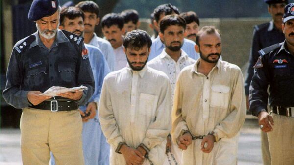 Four men accused of gang rape, front, and 10 members of a tribal council that allegedly ordered the rape are led out of a local court by police in Dera Ghazi Khan, Pakistan, Saturday, Aug. 3, 2002 - Sputnik International