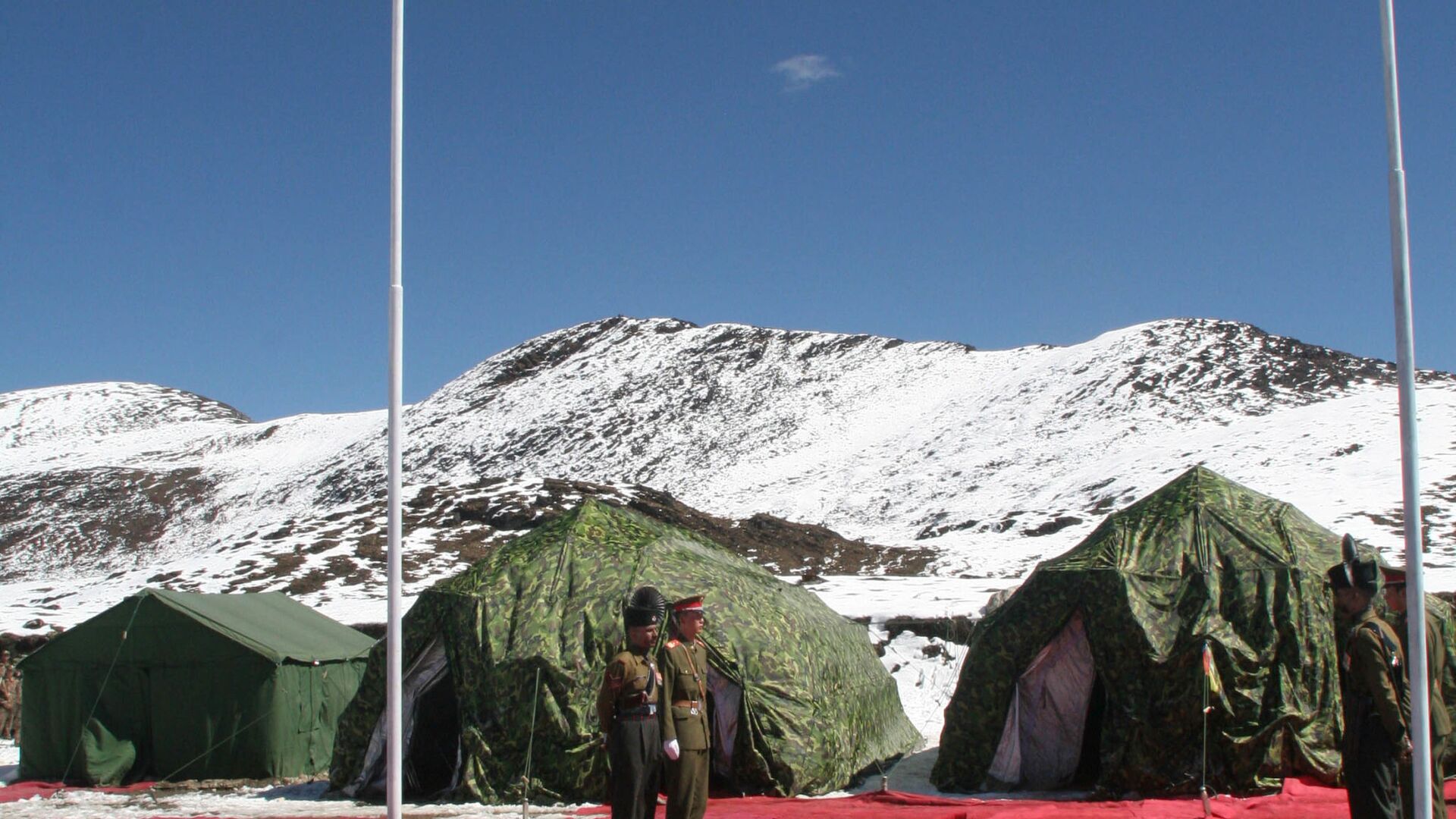 Indian and Chinese Army commanders attend the Border Personnel Meeting (BPM) inside tents on the Chinese side of the Line of Actual Control at Bumla, on the India-China Border, on Monday 30 October 2006. - Sputnik International, 1920, 15.07.2021