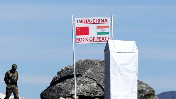 Indian Army personnel keep vigilance at Bumla pass at the India-China border in Arunachal Pradesh on October 21, 2012 - Sputnik International