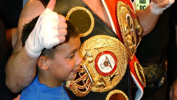Tim Tszyu, with his father Kostya in 2003. Now little Tim is a boxer - Sputnik International