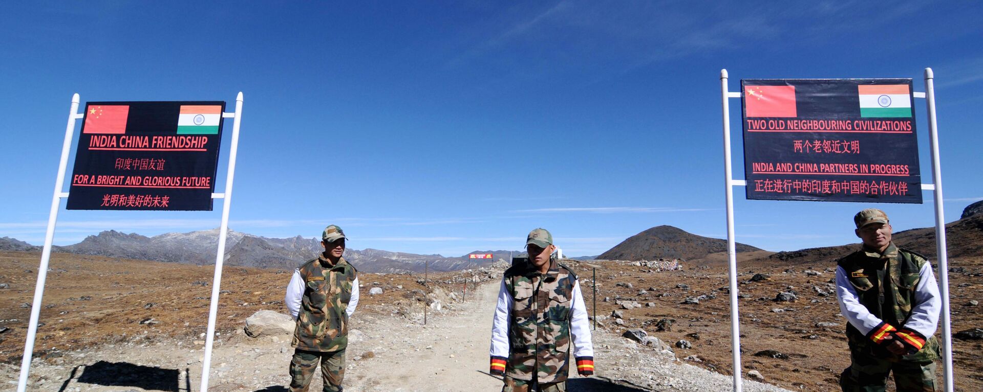 Indian Army personnel keep vigilance at Bumla pass at the India-China border in Arunachal Pradesh on October 21, 2012 - Sputnik International, 1920, 11.10.2021