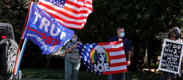 Supporters of U.S. President Donald Trump and Democratic U.S. presidential nominee and former Vice President Joe Biden gather outside while Trump plays golf at Trump National Golf Club in Sterling, Virginia, U.S., September 5, 2020 Supporters of U.S. President Donald Trump and Democratic U.S. presidential nominee and former Vice President Joe Biden gather outside while Trump plays golf at Trump National Golf Club in Sterling, Virginia, U.S., September 5, 2020 - Sputnik International